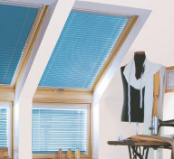 Store vénitien manuel pour fenêtre de toit AJP, gris (167) 78 x 98 cm