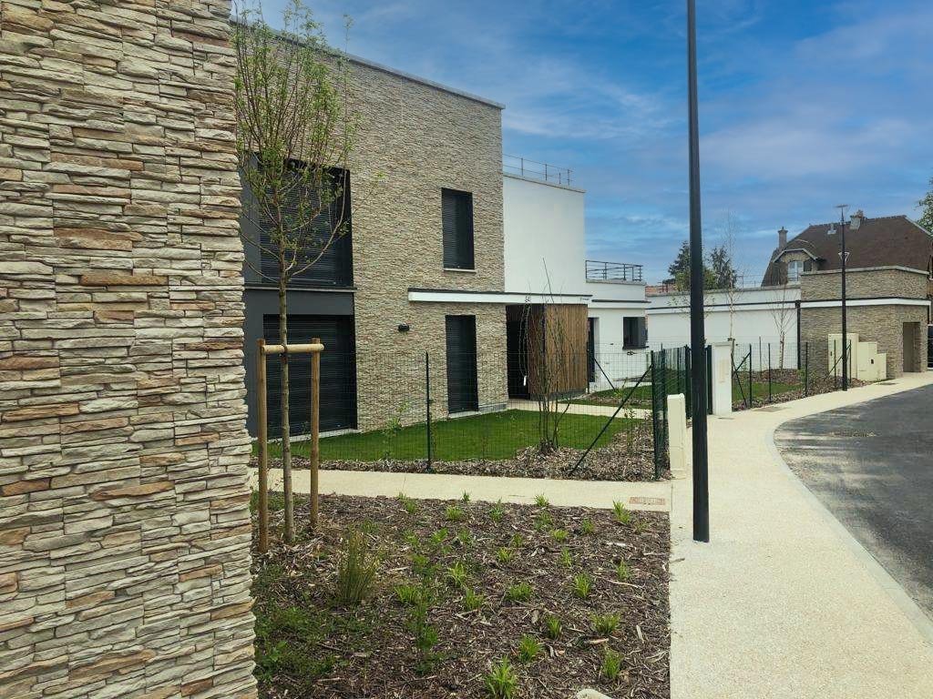 photo d'ambiance d'une résidence dont les murs sont habillé d'un parement mural andoraa cuivre