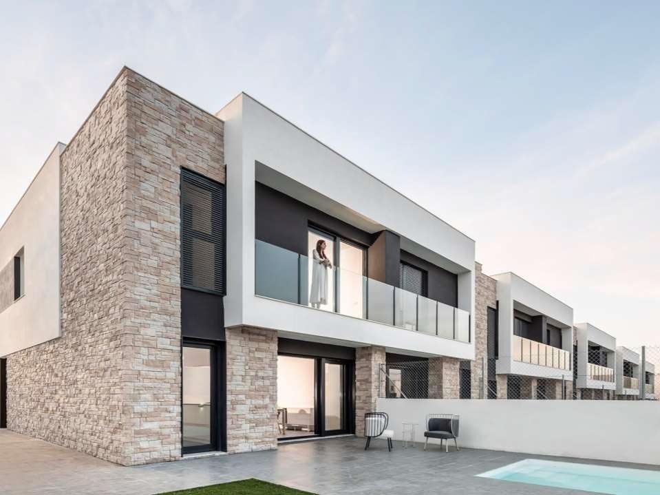 photo d'une magnifique villa très lumineuse arborant un magnifique parement mural andorra naturel