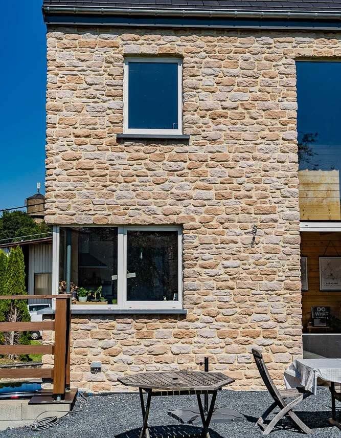 photo de la façade d'une maison, qui arbore un magnifique parement mural berna nuez