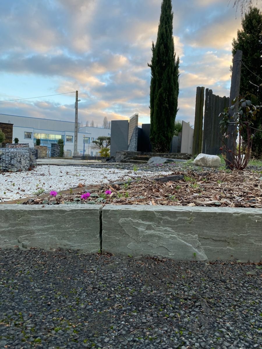 Bordure en grès gris clivées, 100 cm x 20 cm x 7/9 cm