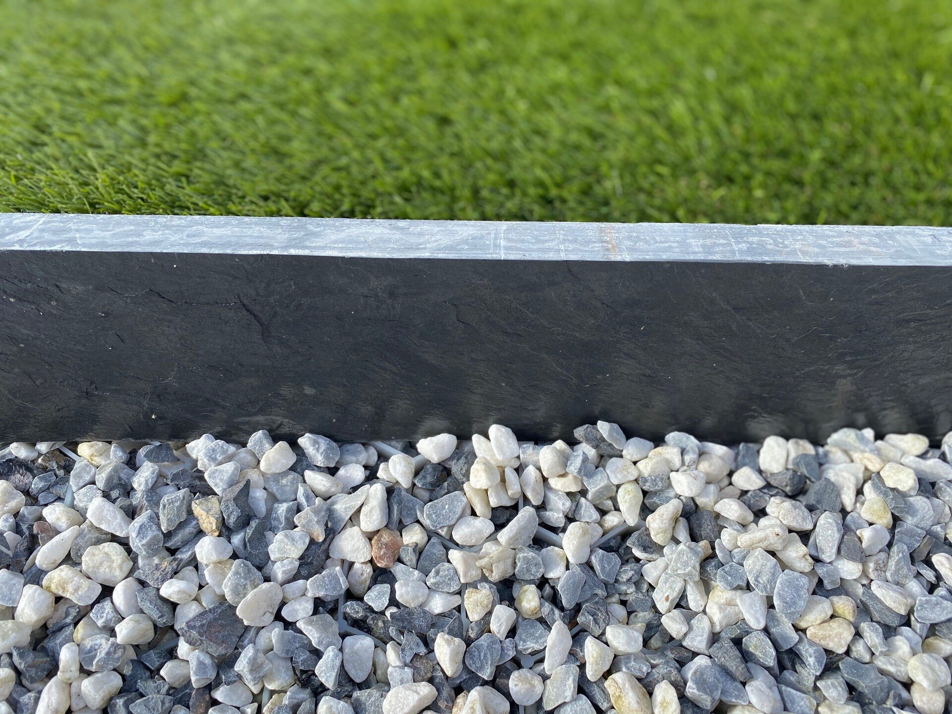 Bordure ardoise noire d'Espagne 2 faces brutes, 4 faces scies 200 cm x 10 cm x 6 cm