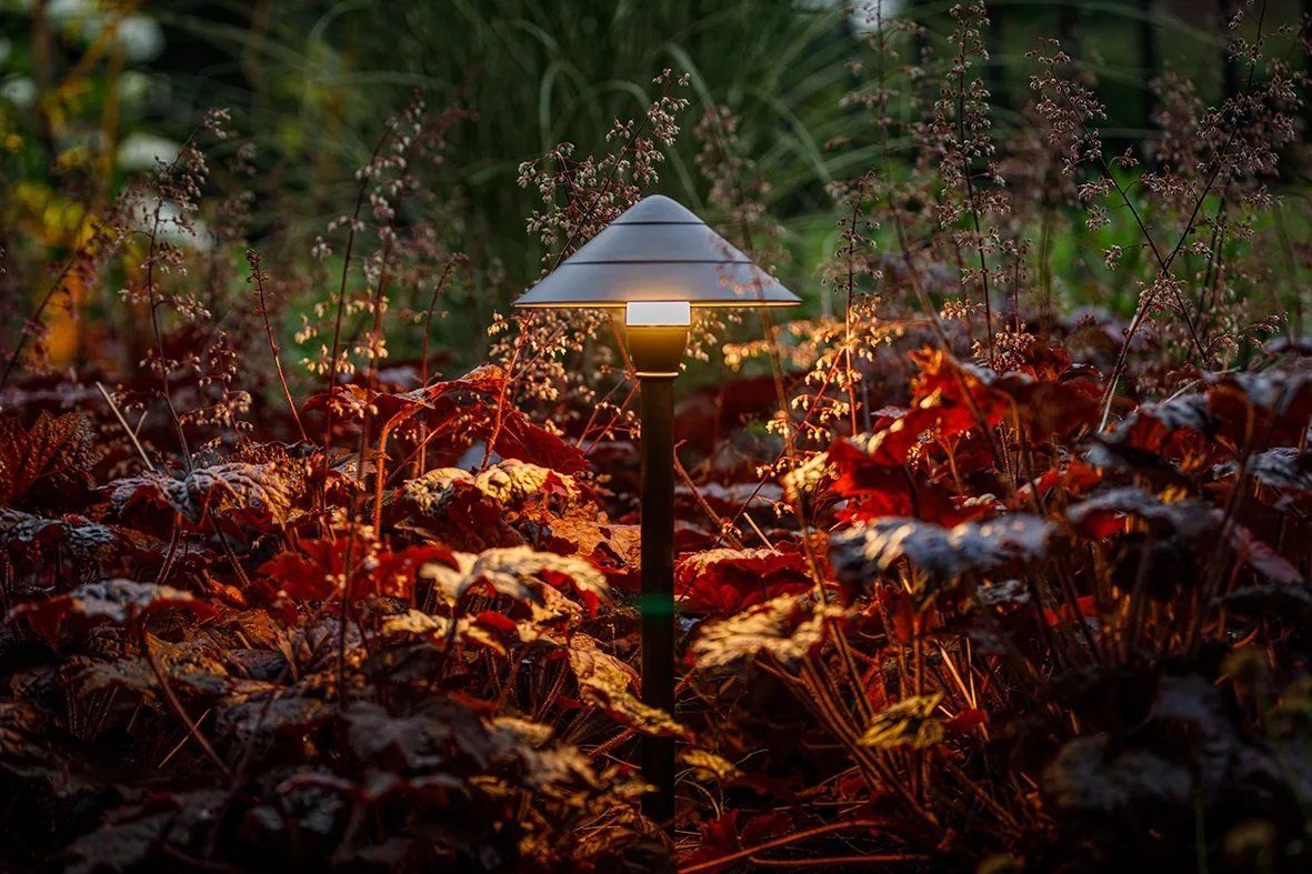 Borne lumineuse couleur noire Ceto au chapeau pointu