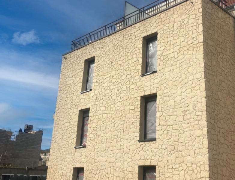 photo d'un bâtiment, d'un mur décoré par un parement cortijo doré de verniprens