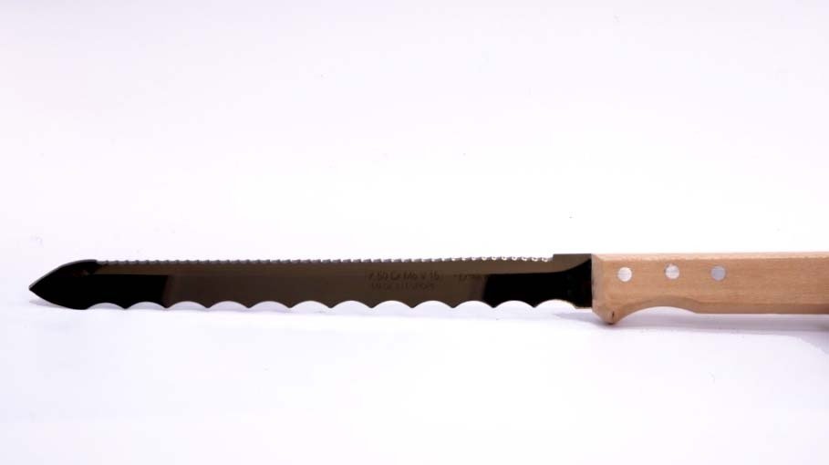 couteau pour isolants biosourcés à double tranchants et manche en bois vue de près