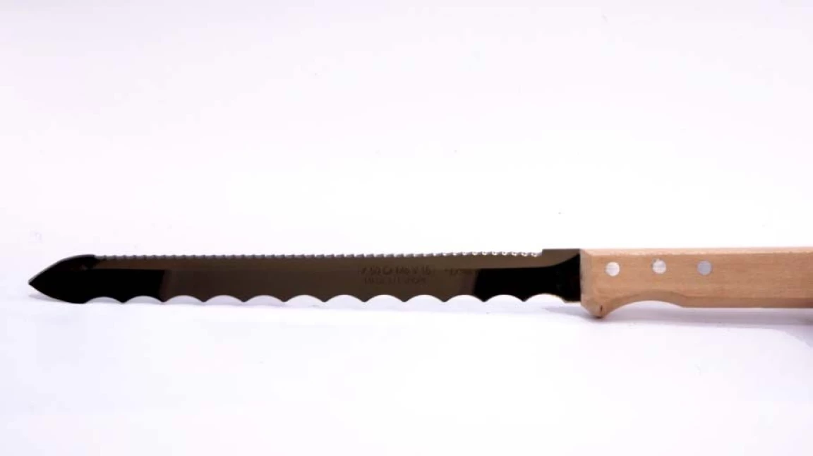 couteau pour isolants biosourcés à double tranchants et manche en bois vue de près