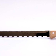 couteau pour isolants biosourcés à double tranchants et manche en bois vue de près