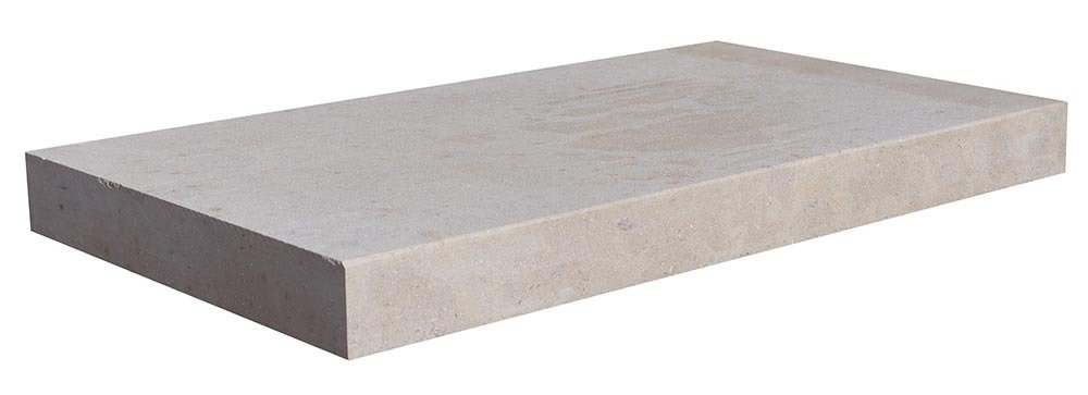 Margelle de piscine ISIS en pierre d'Egypte, surface sablée brossée, bord droit chanfreiné, 33 cm x 60 cm x 5 cm