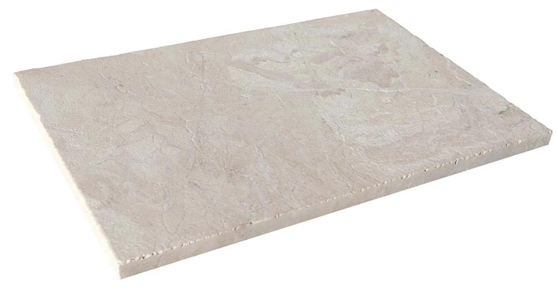 Dalle en marbre beige d'épaisseur 2 centimètres aux bords sciés, la surface est sablée brossée