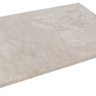 Dalle en marbre beige d'épaisseur 2 centimètres aux bords sciés, la surface est sablée brossée