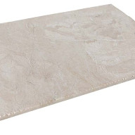 Dalle en marbre beige d'épaisseur 1,2 centimètres aux bords sciés, la surface est sablée brossée