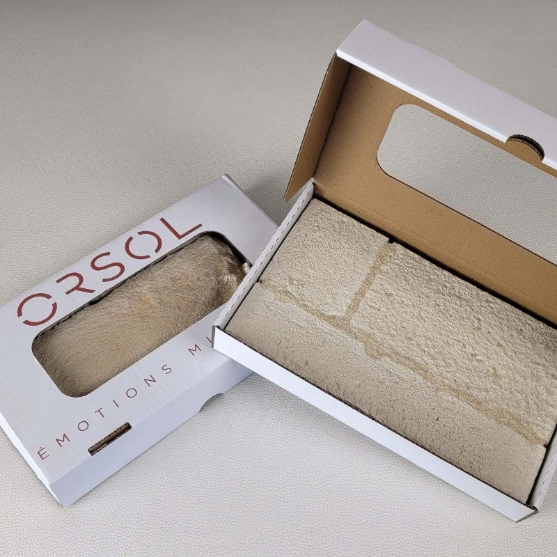 Échantillon de parement mural Brécy Orsol présenté dans une boîte cartonnée blanche