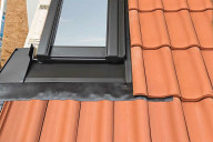 Raccord de toiture pour fenêtre ROTO Q avec bloc isolant, tuiles mécaniques, pose encastrée - 55 cm x 78 cm
