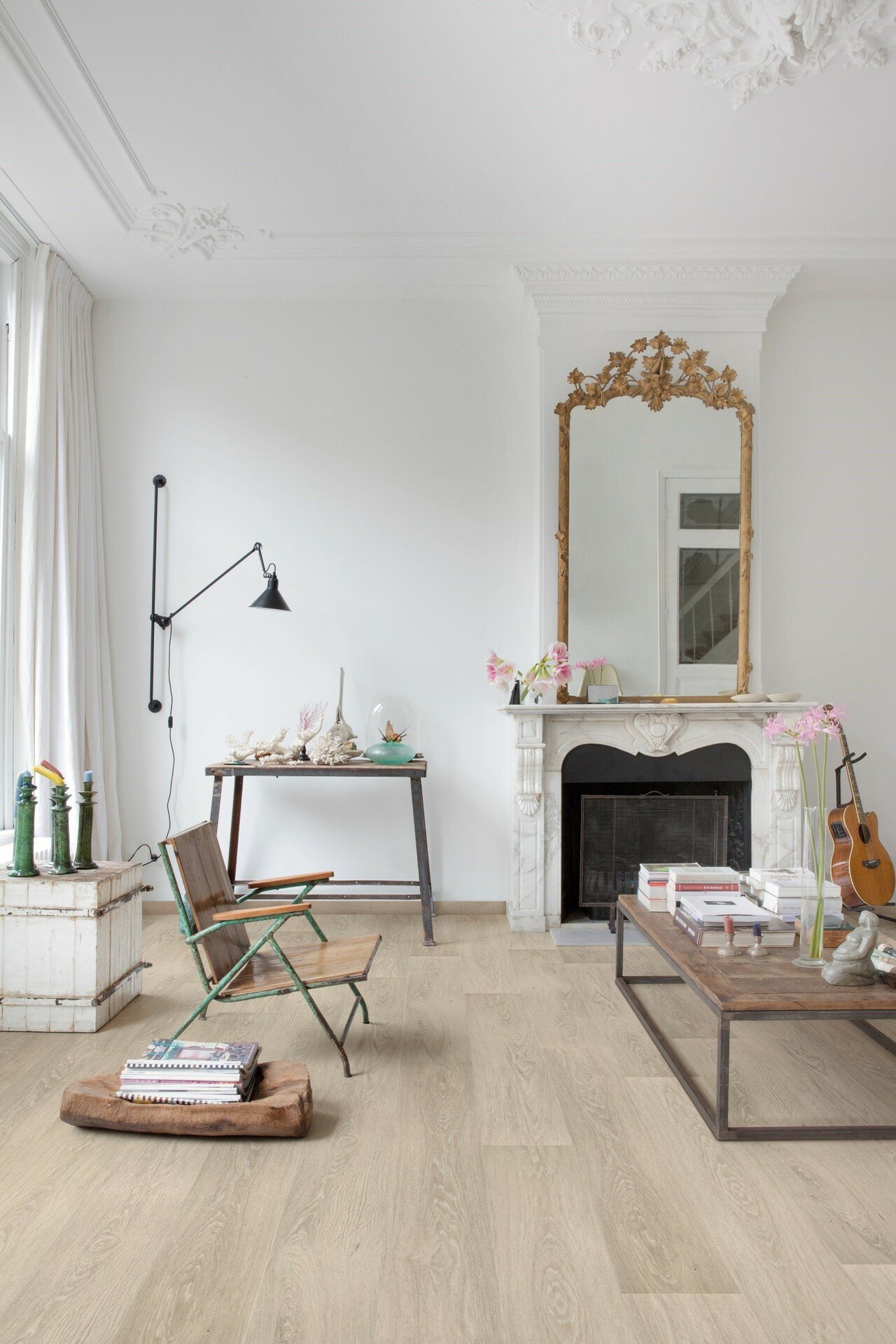 Photo d'ambiance pièce de vie d'une maison au revêtement de sol en imitation bois véritable