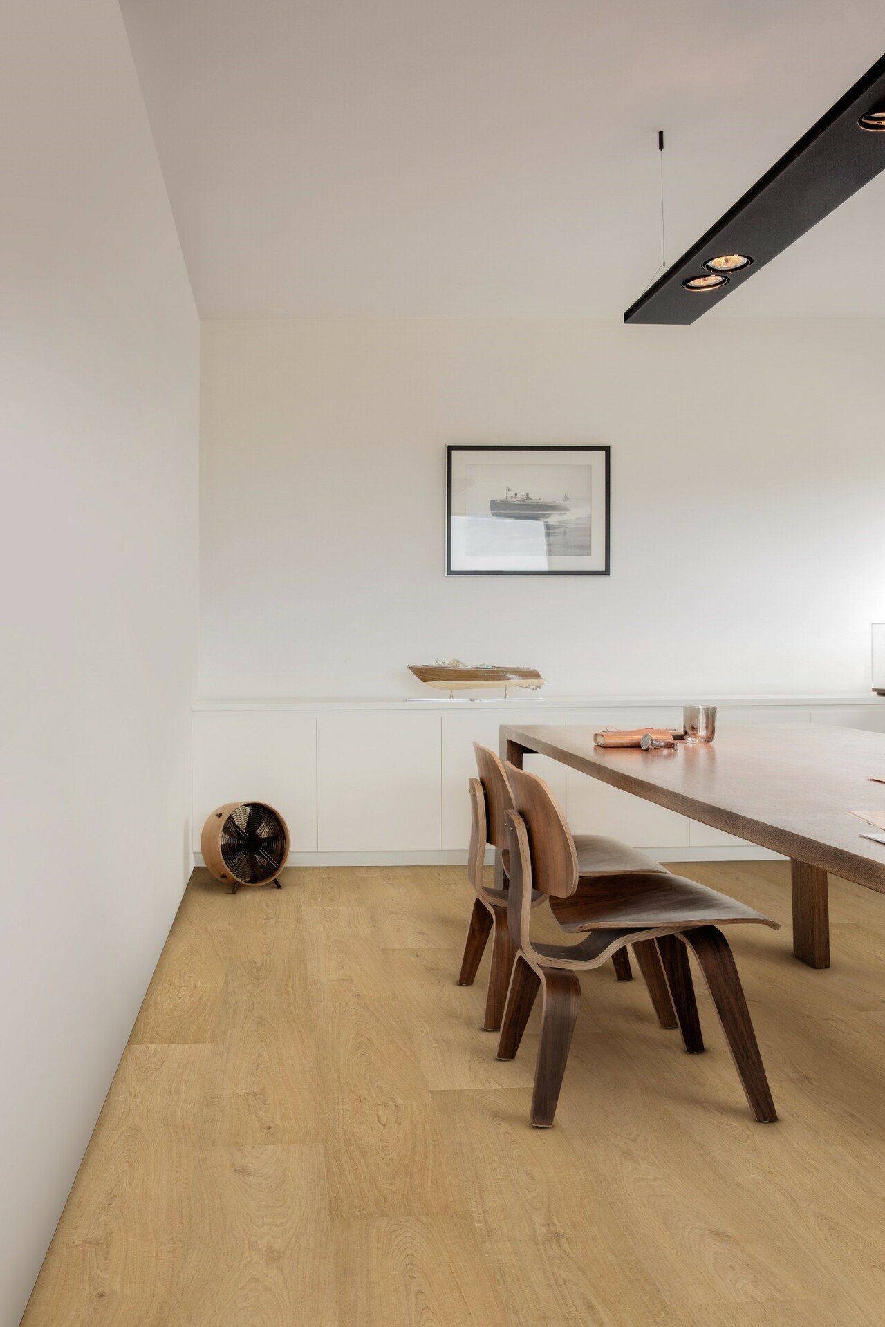 Photo d'ambiance pièce de vie d'une maison au revêtement de sol en imitation bois véritable