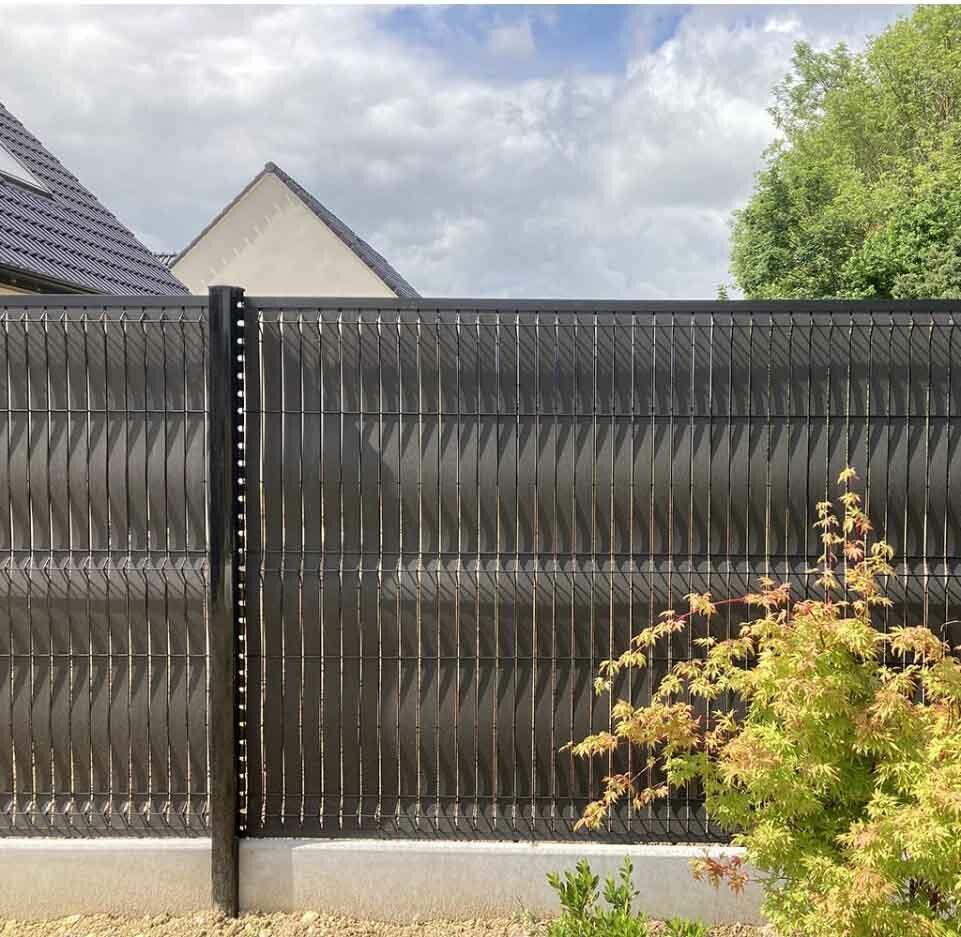 mise en situation d'une clotûre avec occultation bois anthracite
