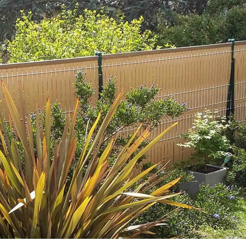 mise en situation d'une clotûre avec occultation bois de chêne numéro 2