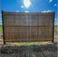 photo extérieure d'une clôture occultante sous le soleil