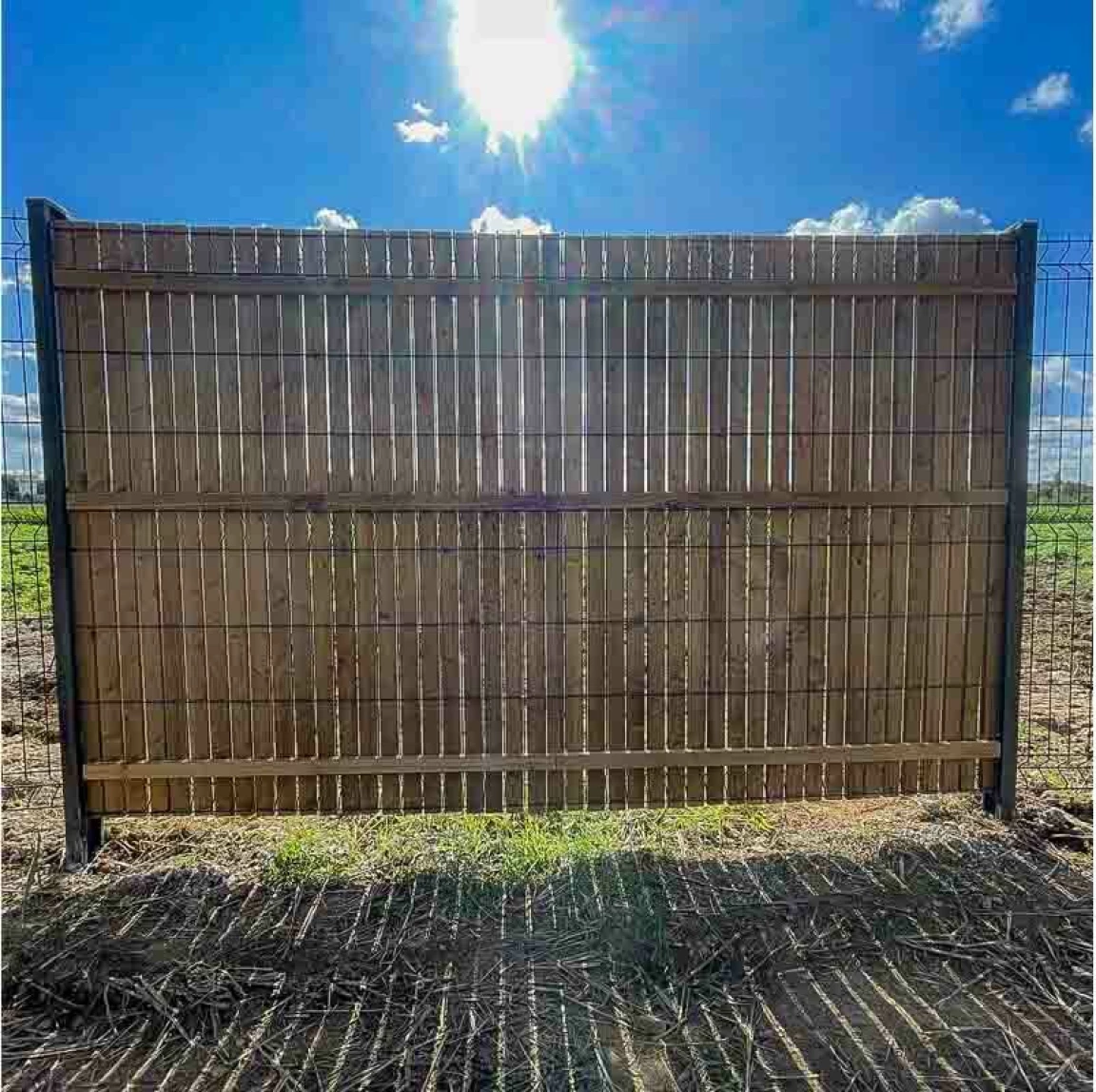 photo extérieure d'une clôture occultante sous le soleil
