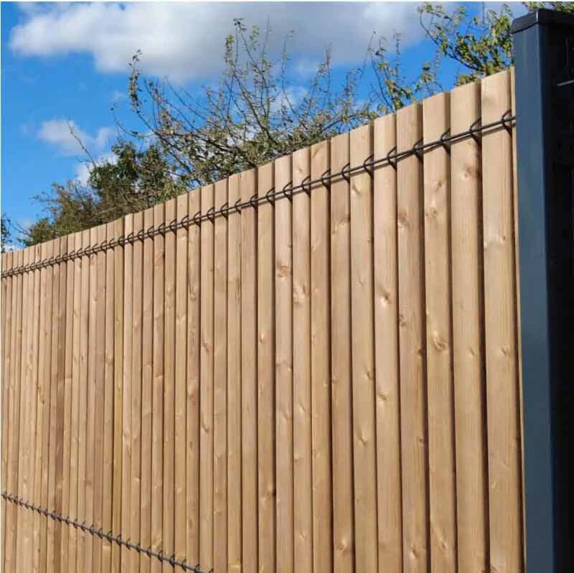jolie photo d'extérieure : une clôture rigide avec lames occultantes en bois