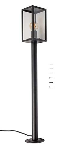 photo d'un grand lampadaire de jardin avec ses fixations