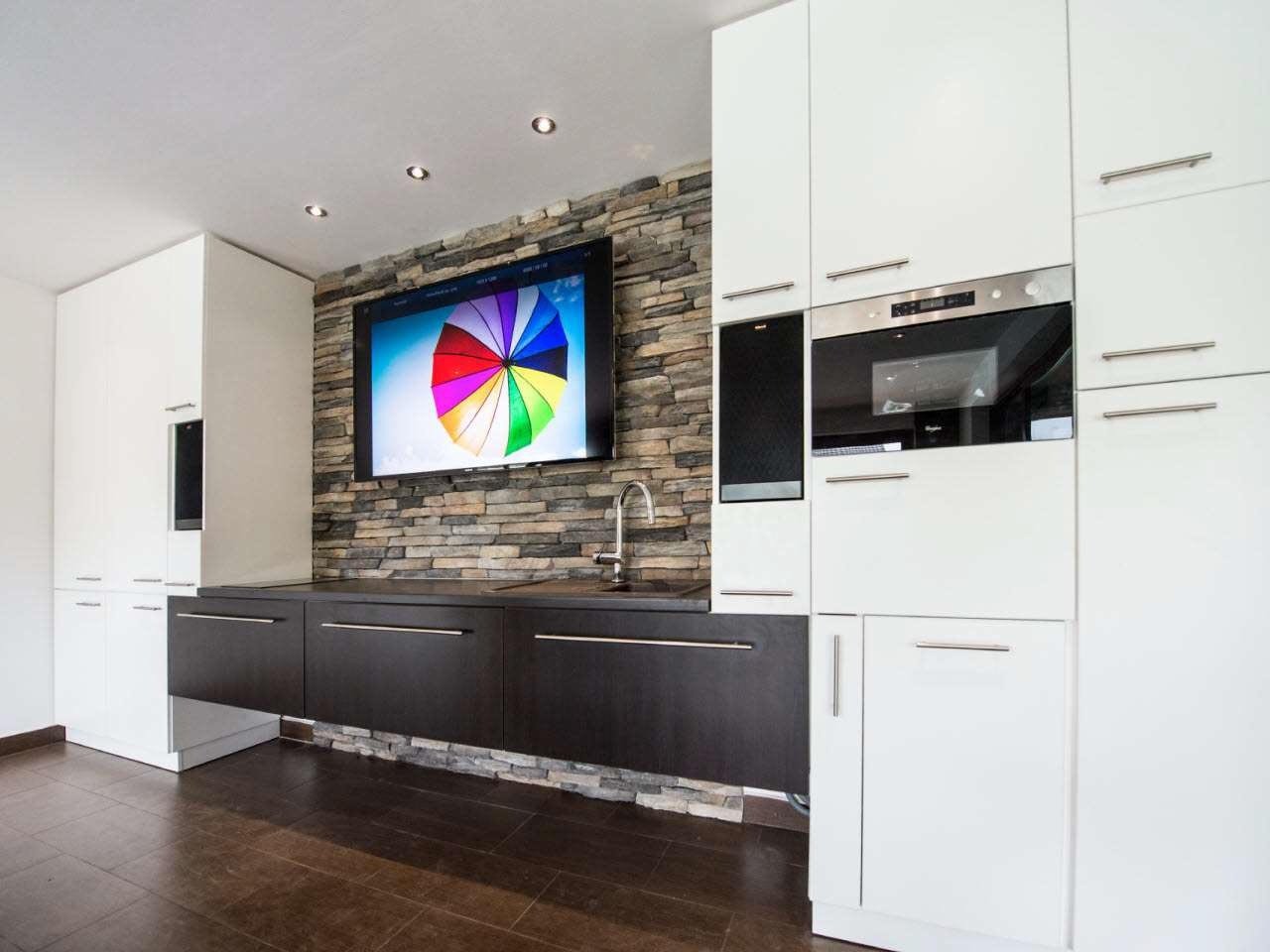 photo d'ambiance d'un mur habillé par un parement mural lucerna naturel verniprens