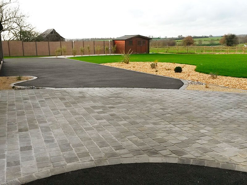 Pavé en grès gris 14 cm x 14 cm x 3/5 cm