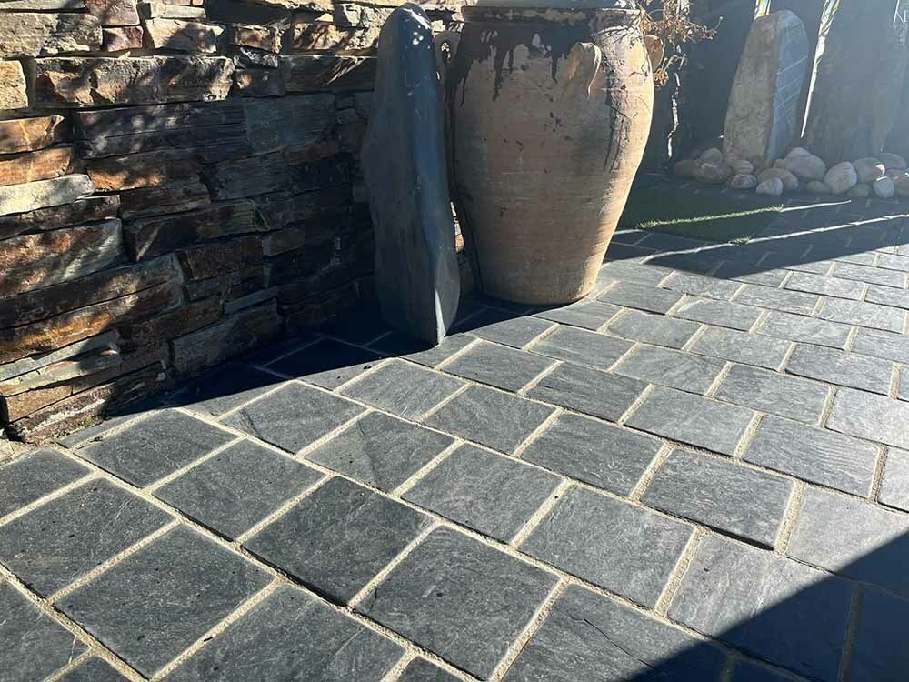 Pavé en ardoise vieillie, clivé, 15 cm x 15 cm x 3 cm - Palette complète