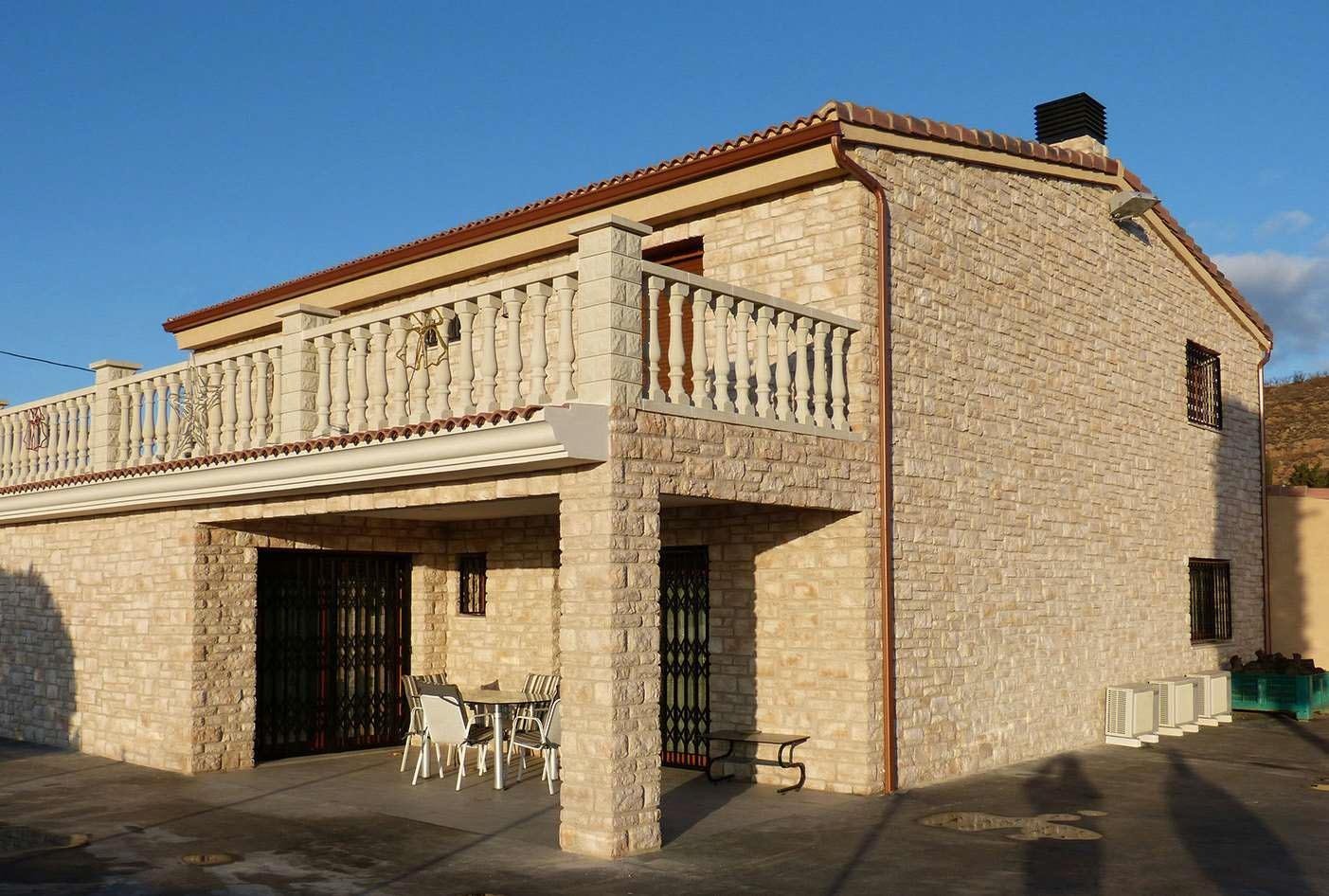 photo d'une maison dont les murs sont habillés par un magnifique parement piamonte aneto