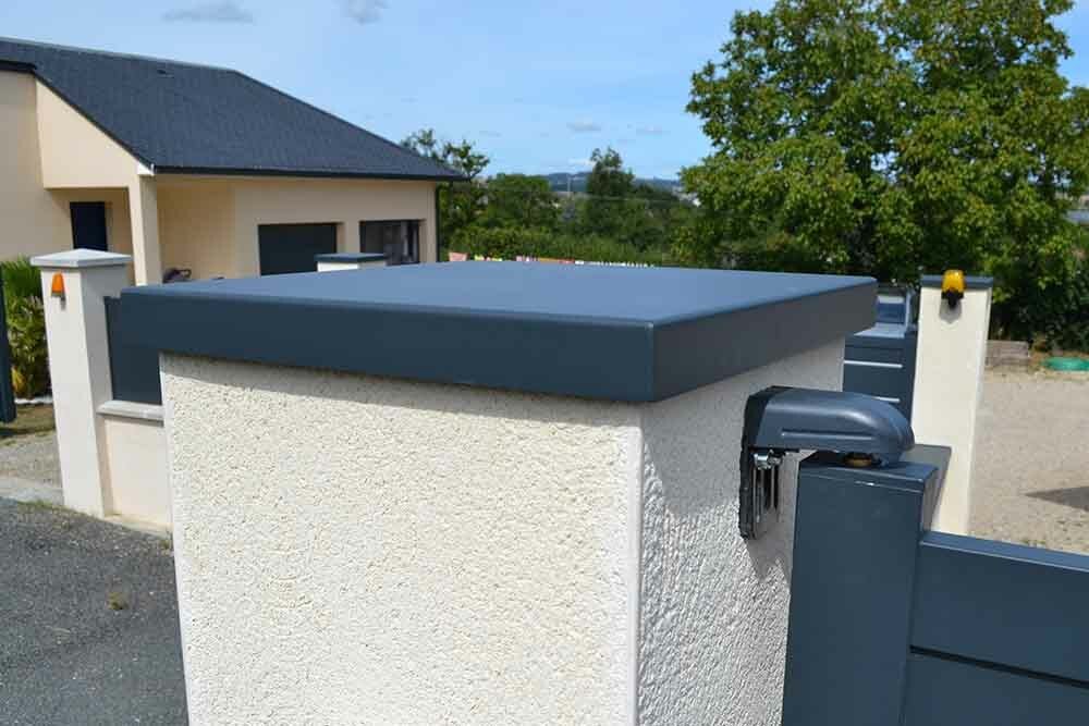 Couvre-mur béton plat intégré dans un projet extérieur