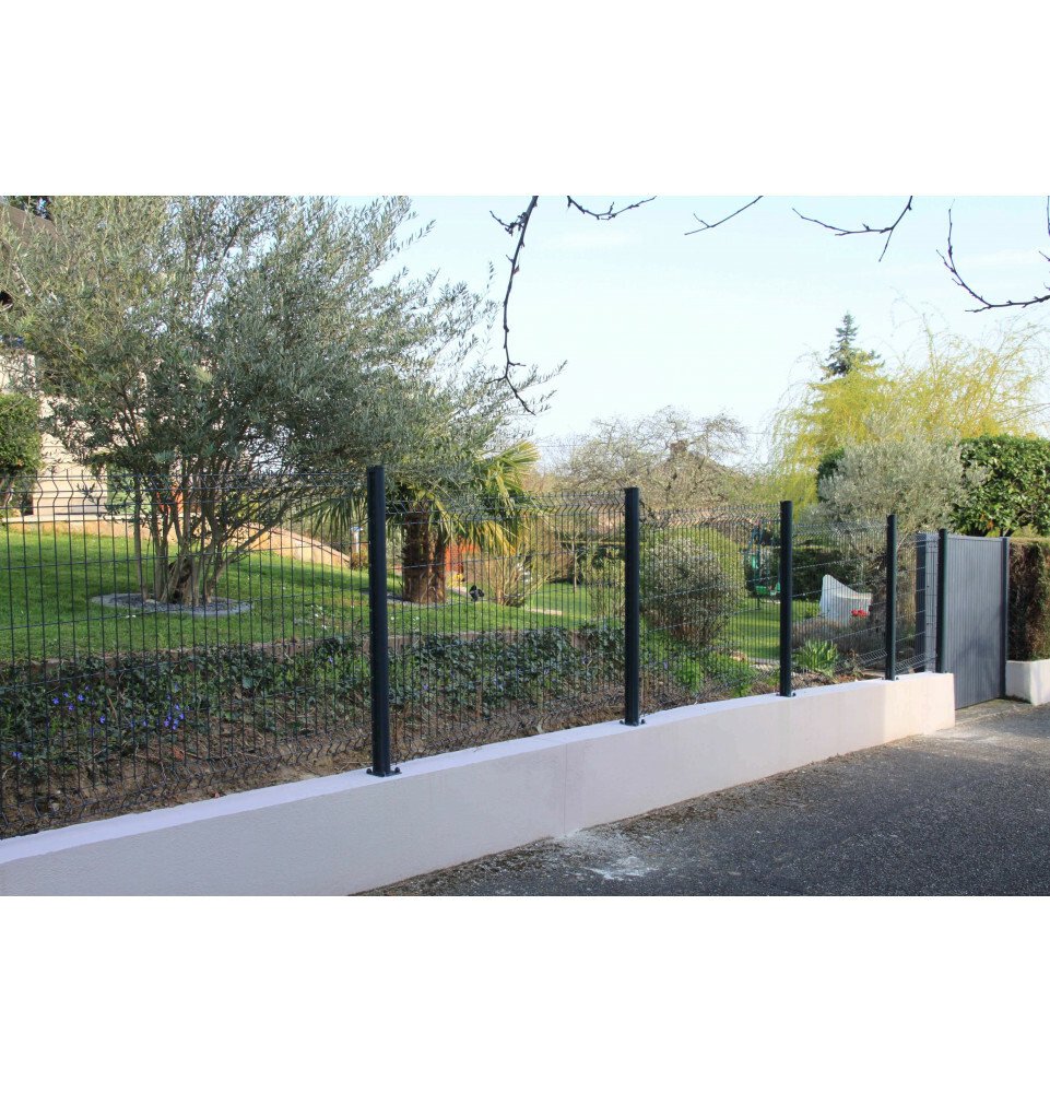 Grillage rigide gris sur platine séparant un jardin de la rue