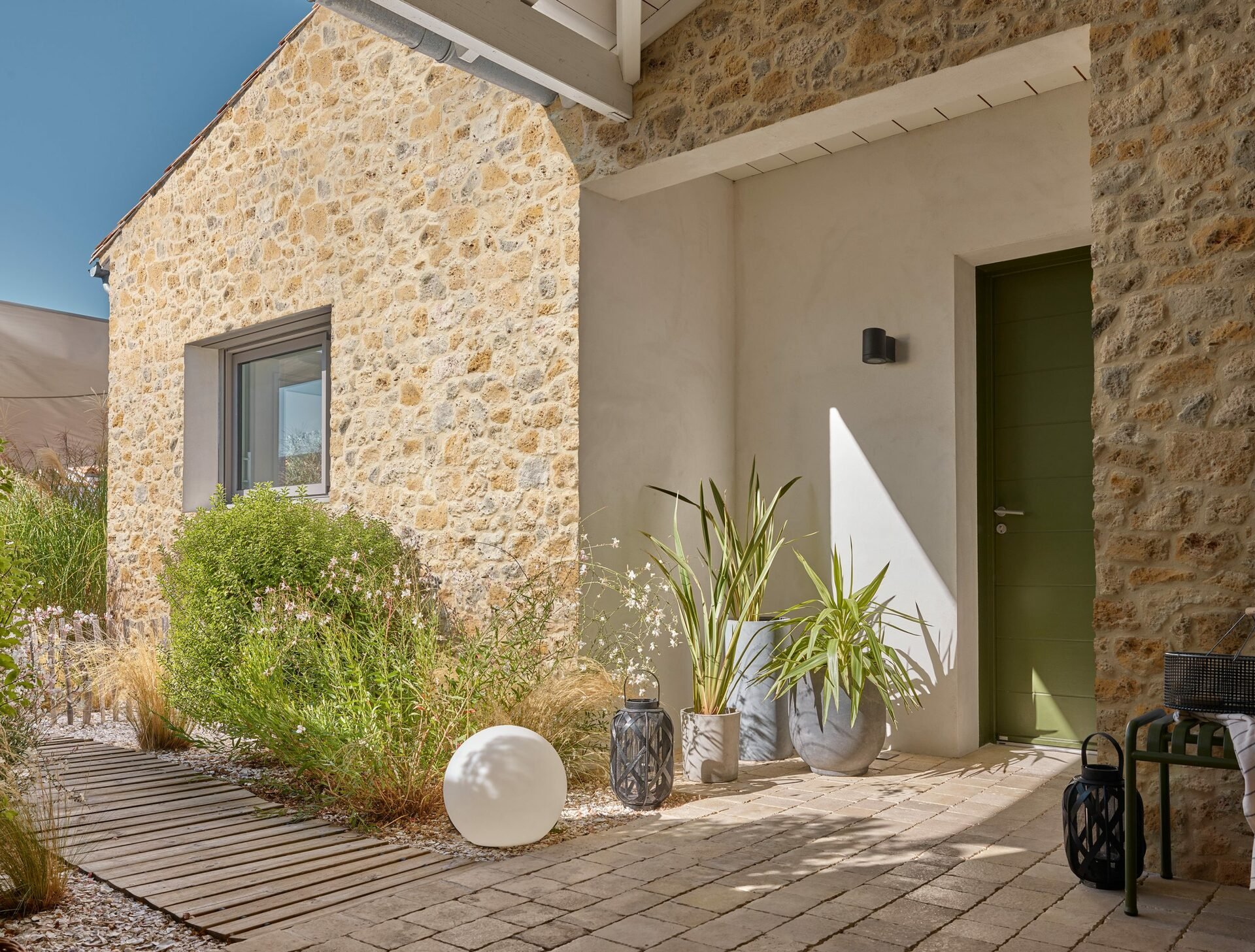 Chaîne d'angle meulière, ton ocre jaune