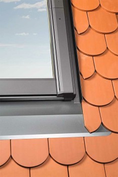 Vignette Raccord de toiture pour fenêtre Roto Q avec bloc isolant , petite tuile plate - 114 cm x 140 cm