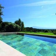 paysage ensoleillé d'une grande piscine et d'un beau ciel bleu dans un jardin