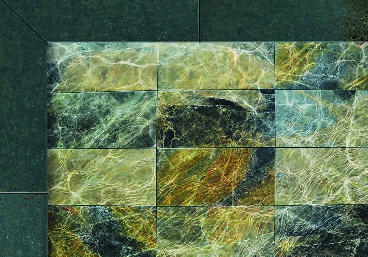 Photo aérienne d'une piscine azur, remplie d'une eau transparente