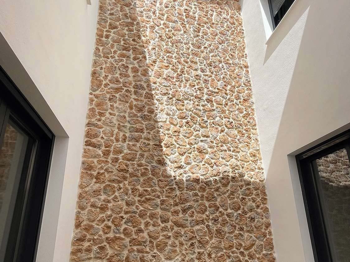 photo d'ambiance d'un mur habillé par un parement mural Timanfaya meulière