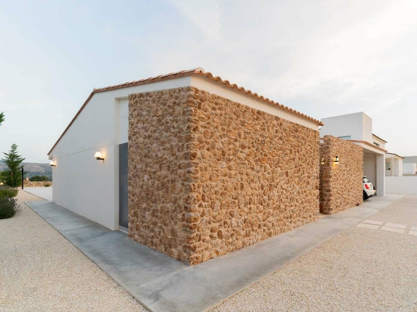 photo d'ambiance de la moitié d'un mur décoré par le parement timanfaya meuliere verniprens