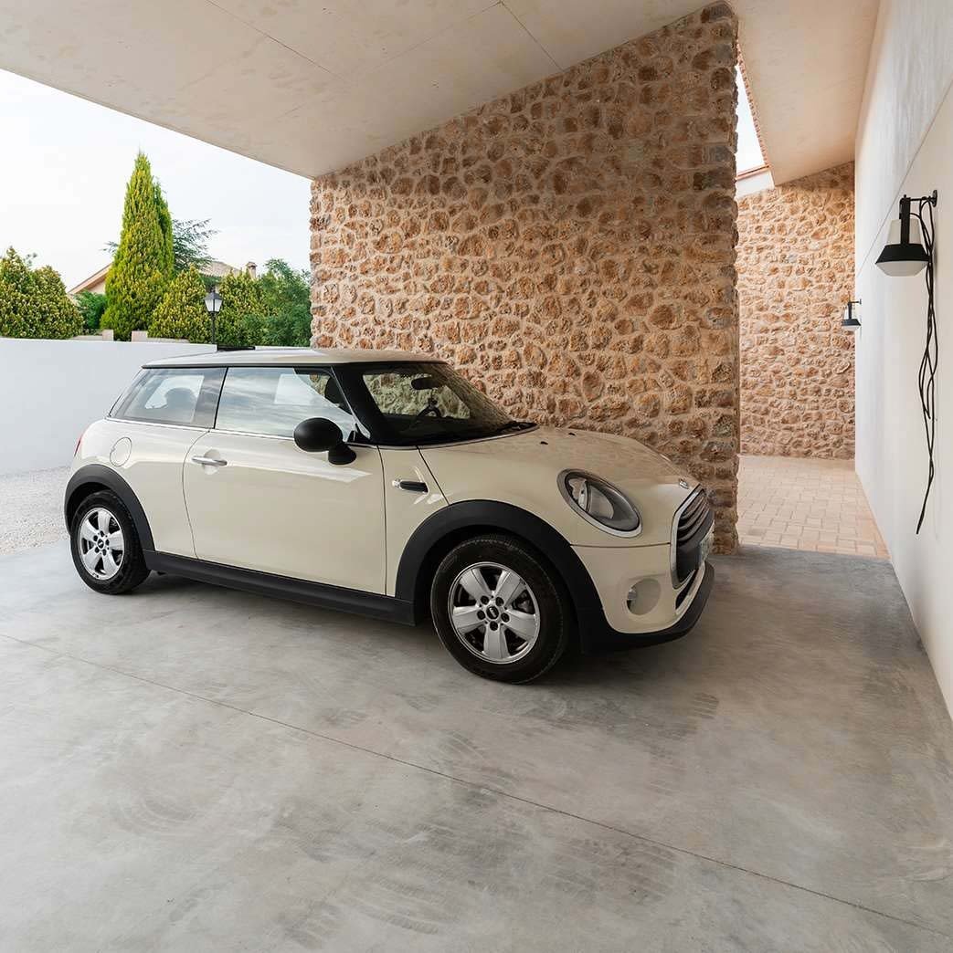 photo d'un mur de garage extérieur, habillé par un parement timanfaya meuliere