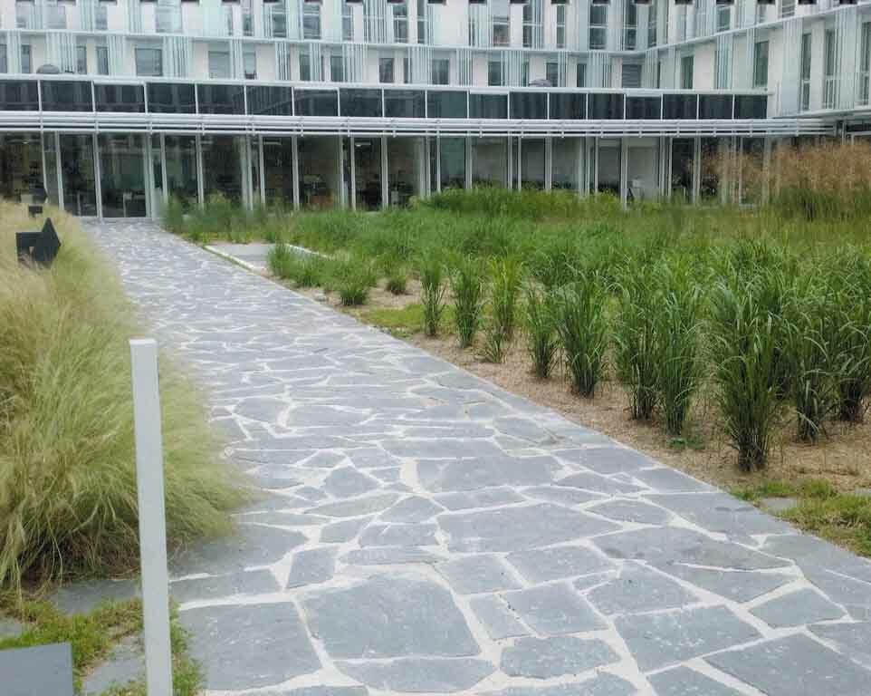 Dalles d'ardoise opus incertum, 2 cm d'épaisseur, 3 à 5 pièces/m²