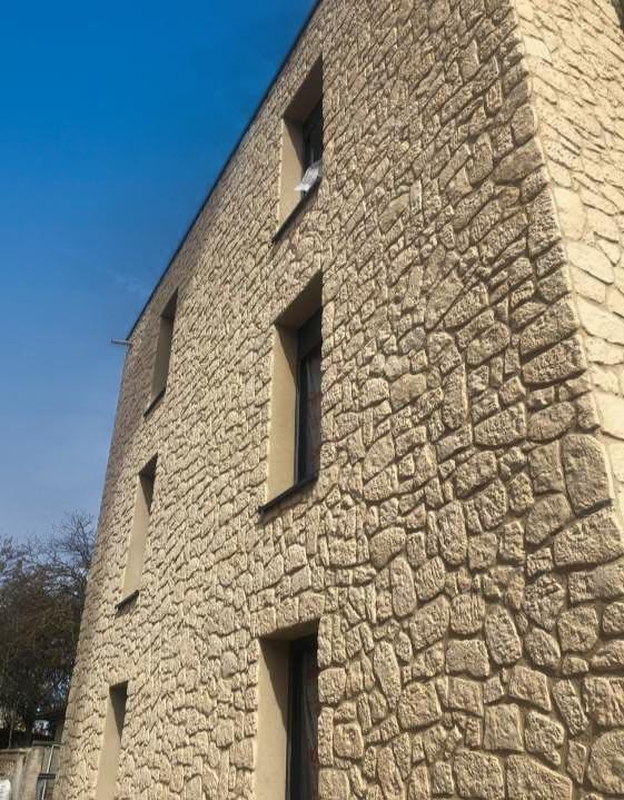 photo d'un bâtiment, d'un mur décoré par un parement cortijo doré de verniprens
