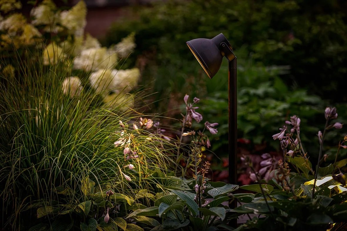 Lampadaire Dax couleur noire à angle d'éclairage 15° et tête réglable