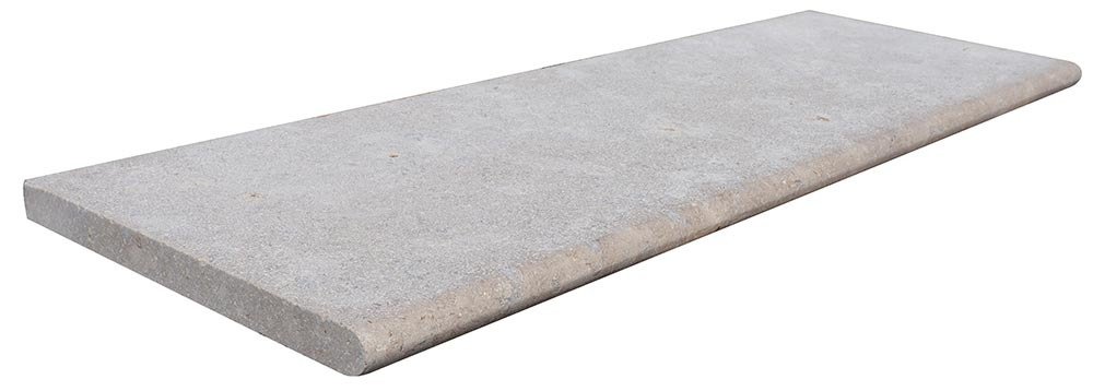 Margelle de piscine ISIS en pierre d'Egypte, surface sablée brossée, bord arrondi, 33 cm x 100 cm x 3 cm