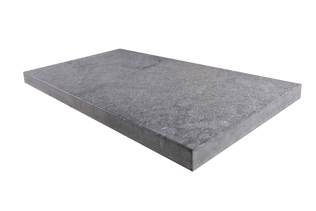 Margelle de piscine en marbre NOBILY DARKNESS, bords droits, surface sablée brossée, 33 cm x 61 cm x 3,2 cm