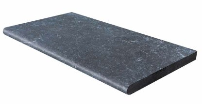 Vignette Margelle de piscine ou couvertine en marbre noir BLACK PANTHER, 1 bord demi-rond, surface vieillie, 33 cm x 61 cm x 3,2 cm