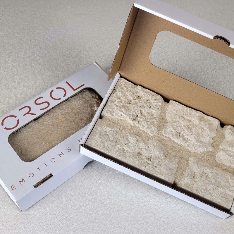 Échantillon de parement pierre Manoir Orsol présenté en coffret blanc cartonné de démonstration