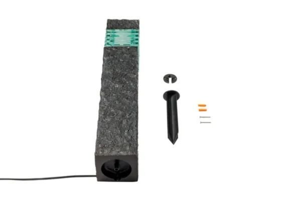 Packshot borne lumineuse extérieure aspect pierre avec piquet de fixation au sol, visserie et câble