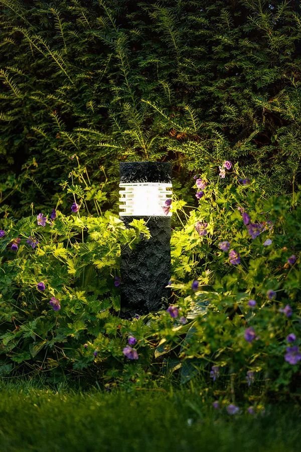Borne lumineuse extérieure de jardin, potelet noir aspect pierre avec diffuseur blanc, éclairage au