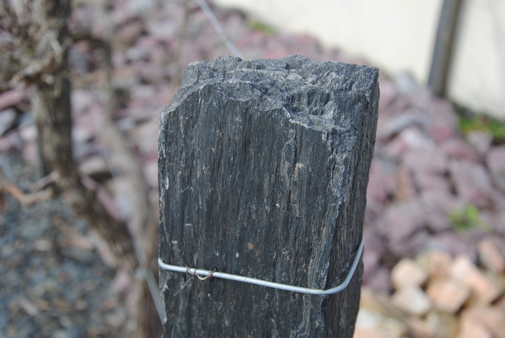 Piquet de schiste 100 cm , un bout scié, un bout brut, section environ 6 x 10 cm
