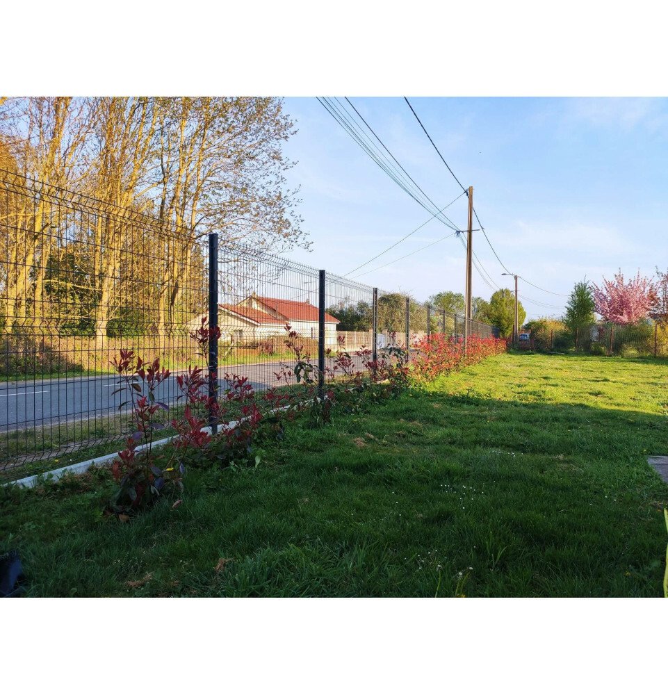 Grillage rigide vert avec soubassement le long de la route