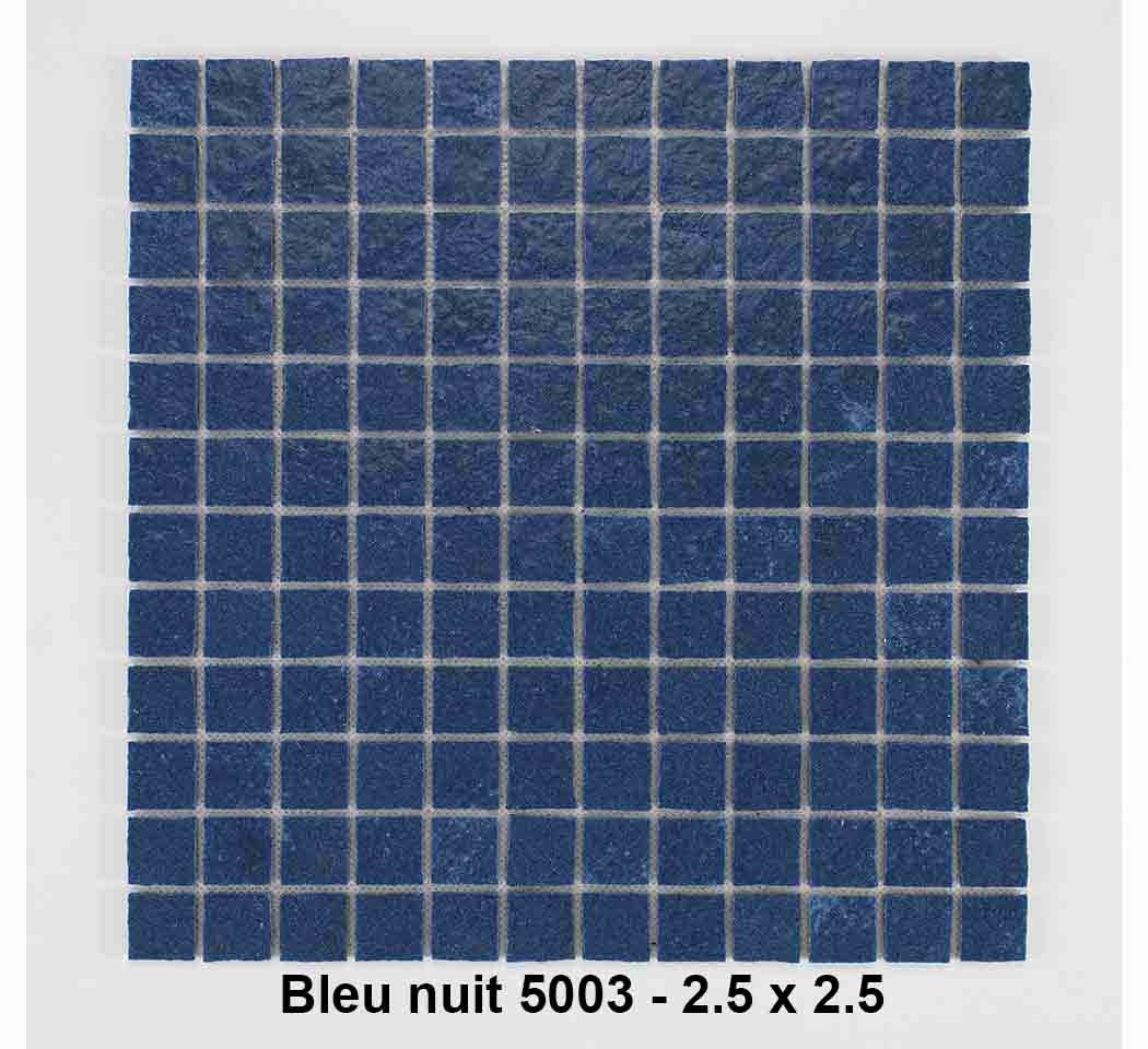 Mosaique texturée bleue nuit , carreaux de 2.5 cm, rouleau de 30 cm x 30 cm